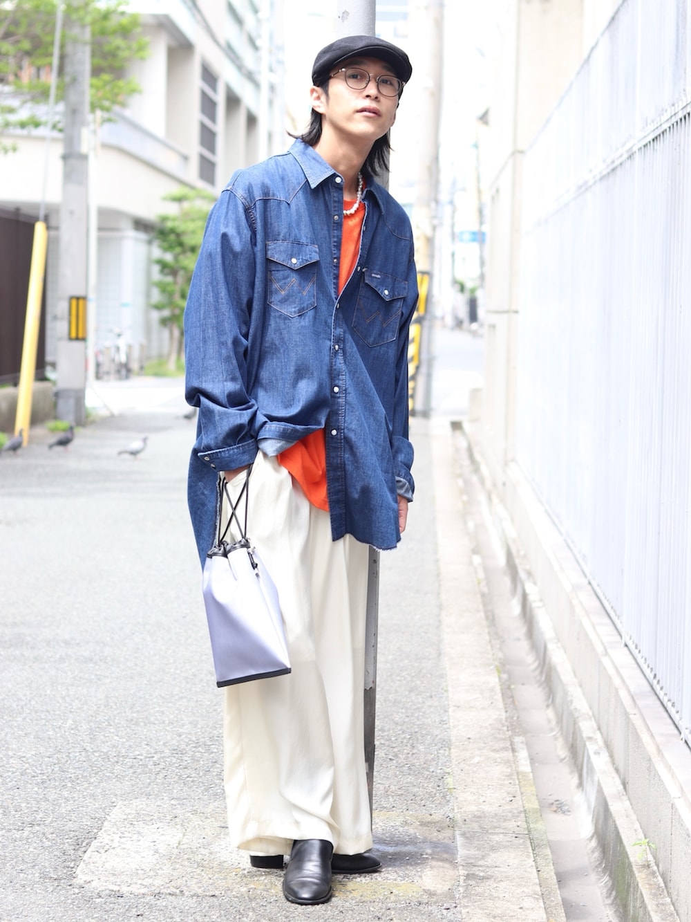 「Wrangler、ラングラー、休日スタイル、ビッグシルエット、ミニバッグ、革靴、デニムシャツ、白パンツ、ワイドパンツ、春夏コーデ、Lui's、ビタミンカラー、オレンジ、シャツスタイル、メガネ男子」｜「Wranglerの【Wrangler / ラングラー】 127MW LONG TAILS(シャツデニム)（シャツ/ブラウス、ブルー系）」を使った、アライ@youtubeさん（メンズ・176cm）の春コーディネートの2枚目の写真