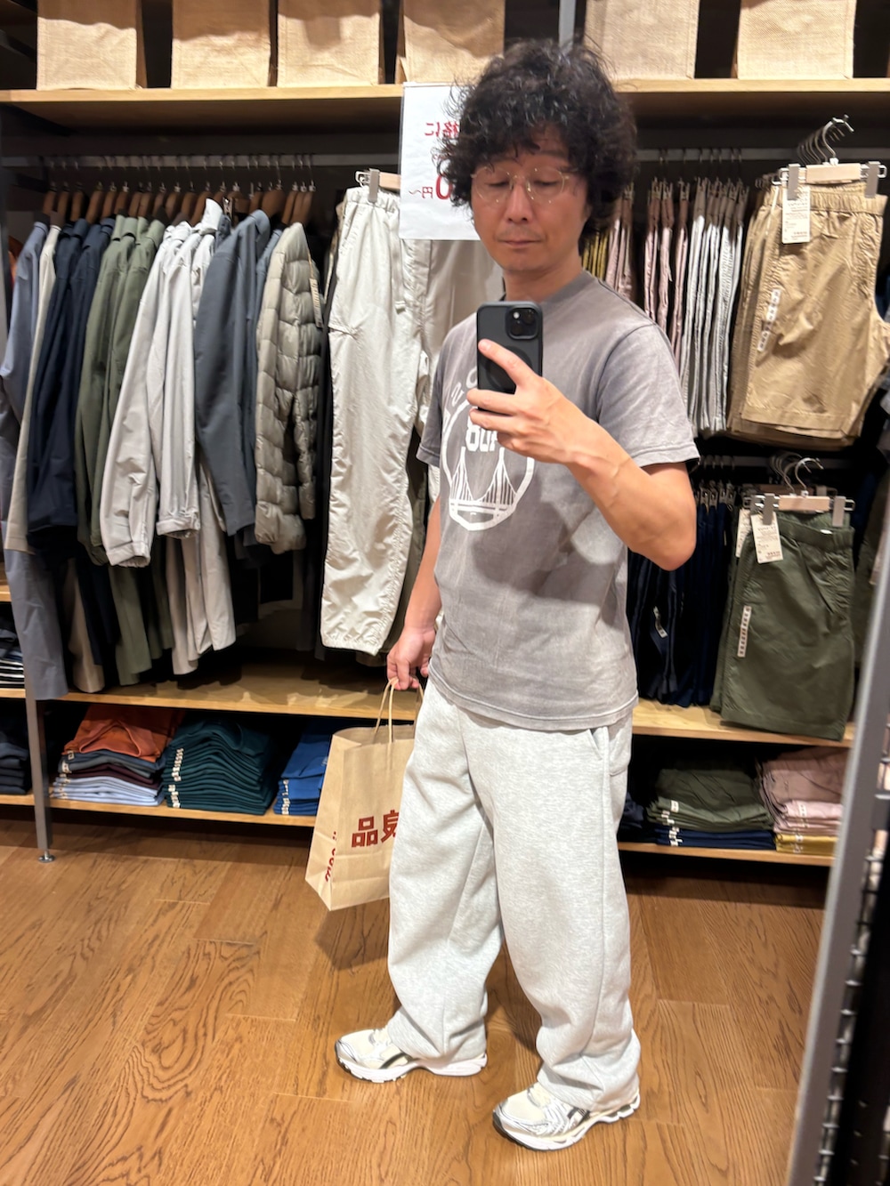 「古着、UNIQLO C、ワイドスウェットパンツ、スウェットパンツ、asics、GEL KAYANO 14」｜「UNIQLOのアイテム（スウェットパンツ、グレー系）」を使った、NOSERIDERRR さん（メンズ・165cm）の春コーディネートの3枚目の写真