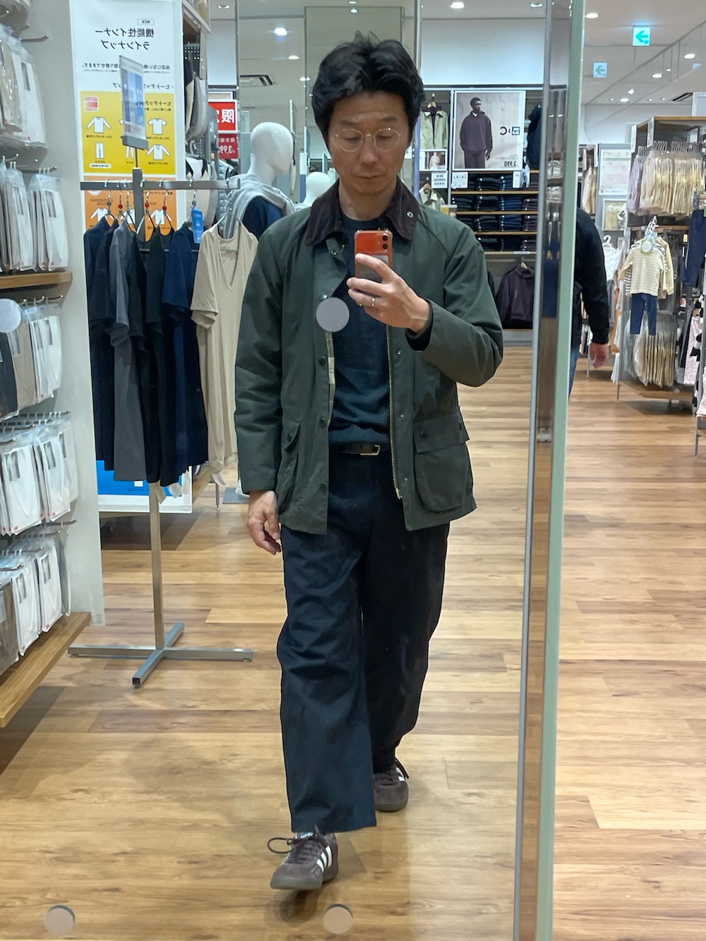 「barbour、Anya Hindmarch、UNIQLO、ワイドフィットチノ、adidas originals、HANDBALLSPEZIAL」｜「Barbourの【BARBOUR/バブアー】Bedale Wax Jacket/ビデイル ワックス ジャケット（ブルゾン、グリーン系）」を使った、NOSERIDERRR さん（メンズ・165cm）の冬コーディネートの3枚目の写真