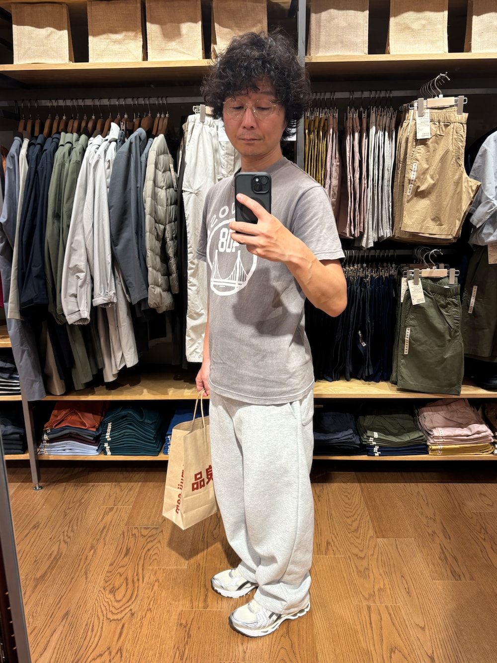 「古着、UNIQLO C、ワイドスウェットパンツ、スウェットパンツ、asics、GEL KAYANO 14」｜「UNIQLOのアイテム（スウェットパンツ、グレー系）」を使った、NOSERIDERRR さん（メンズ・165cm）の春コーディネートの2枚目の写真
