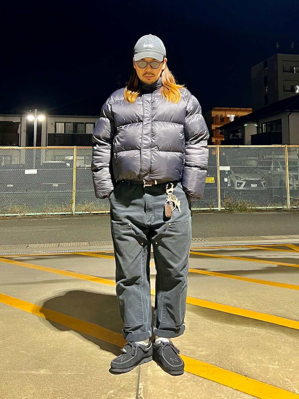 ブラック系のダウンジャケット/コート、ブラック系のパンツ、ブラック系のスニーカーを着用したメンズの冬コーディネートの2枚目の写真