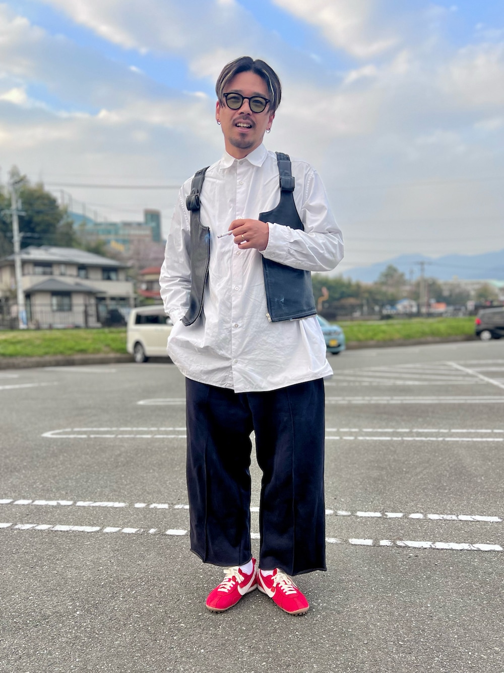 ブラック系のスウェットパンツ、ホワイト系のシャツ/ブラウス、ブラック系のベストを着用したメンズの春コーディネートの3枚目の写真