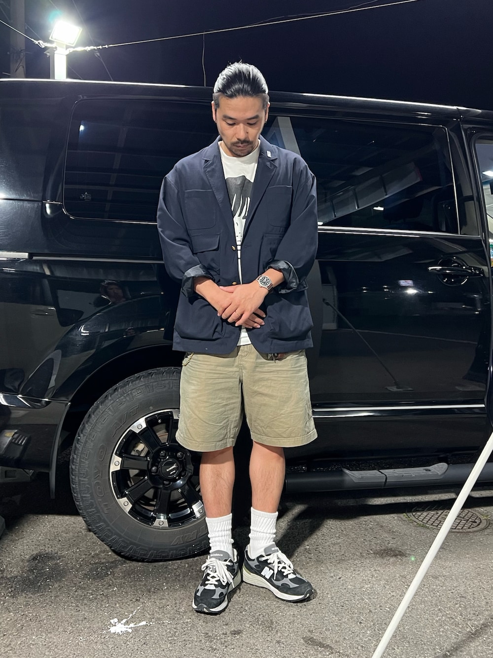 ホワイト系のTシャツ/カットソー、ブルー系のテーラードジャケット、グリーン系のパンツを着用したメンズの春コーディネートの2枚目の写真