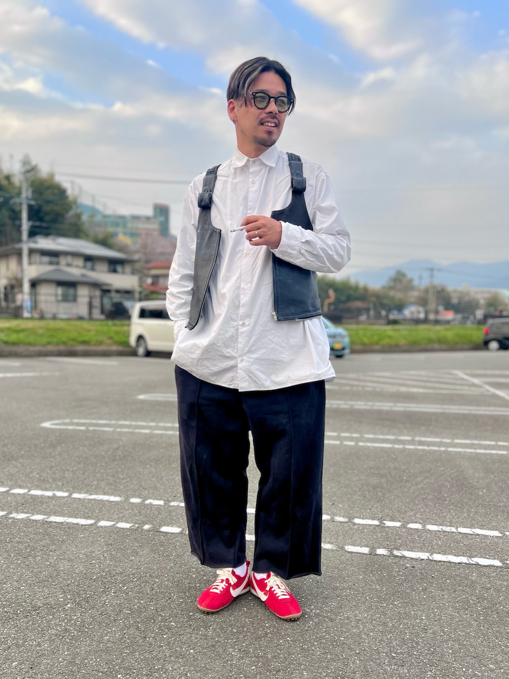 ブラック系のスウェットパンツ、ホワイト系のシャツ/ブラウス、ブラック系のベストを着用したメンズの春コーディネートの2枚目の写真