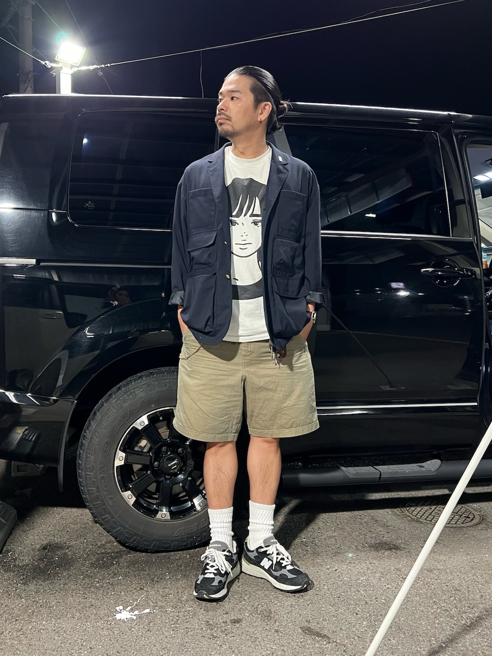 ホワイト系のTシャツ/カットソー、ブルー系のテーラードジャケット、グリーン系のパンツを着用したメンズの春コーディネートの3枚目の写真