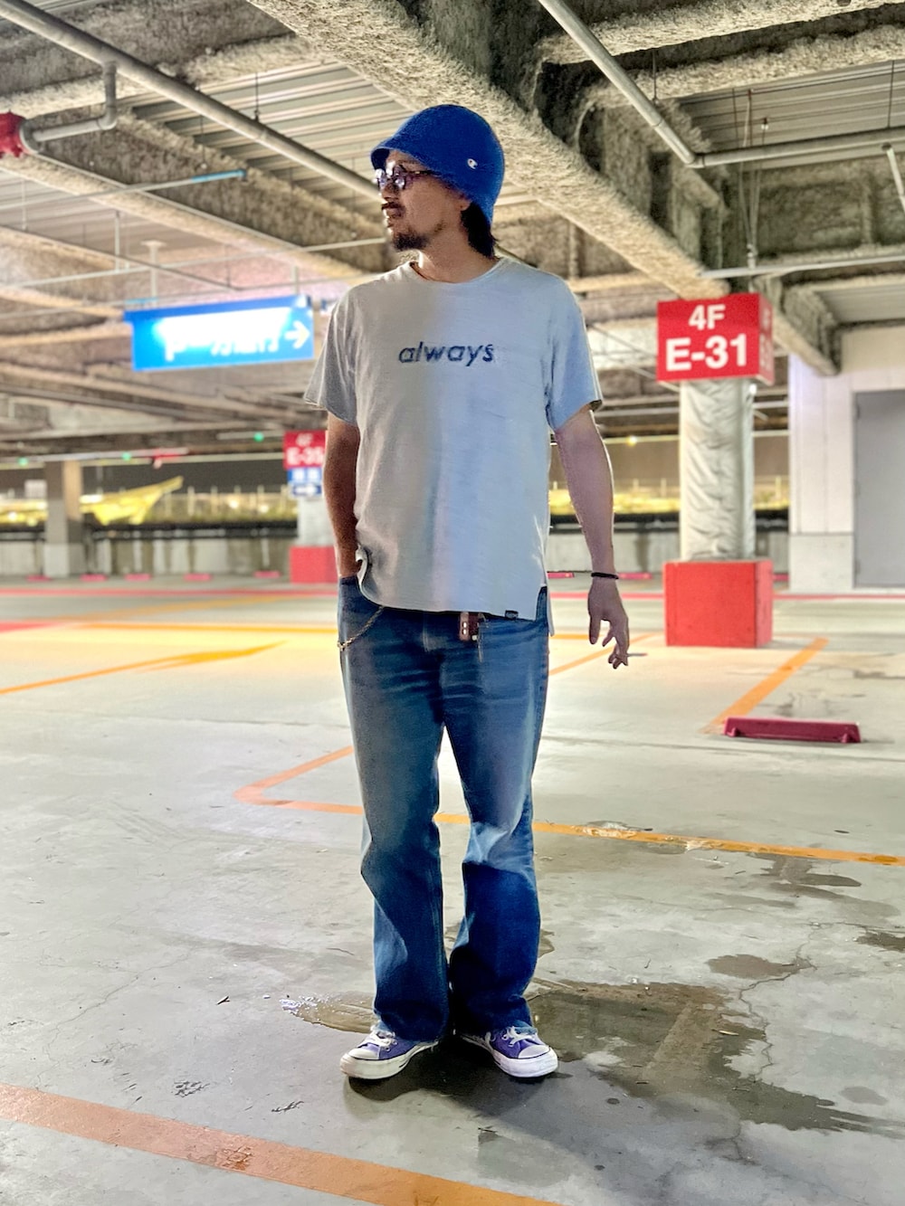 グレー系のTシャツ/カットソー、ブルー系のデニムパンツ、パープル系のスニーカーを着用したメンズの春コーディネートの2枚目の写真