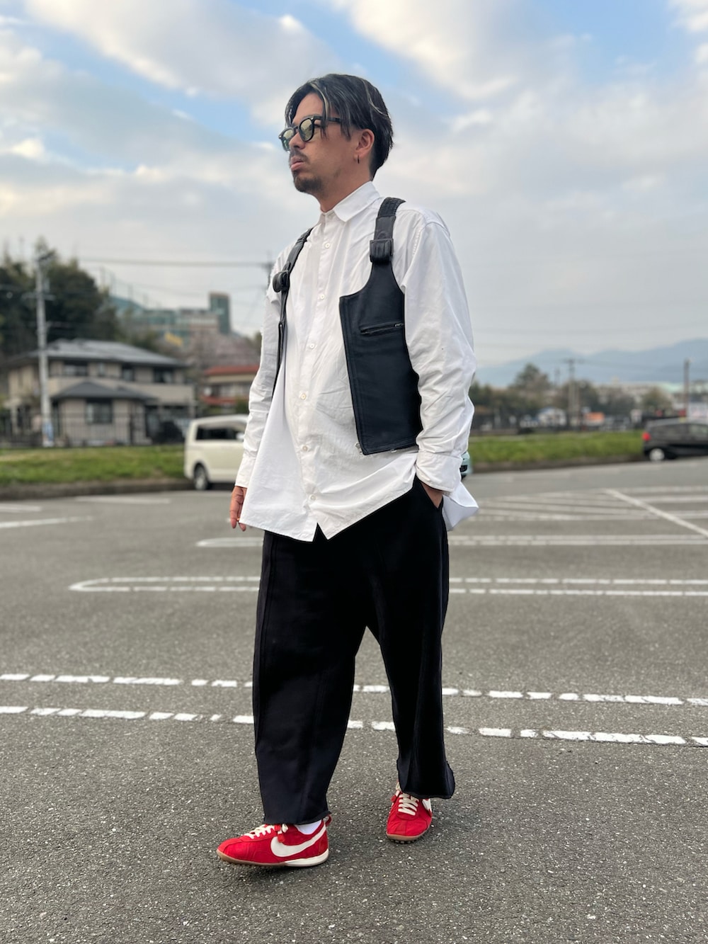 ブラック系のスウェットパンツ、ホワイト系のシャツ/ブラウス、ブラック系のベストを着用したメンズの春コーディネートの4枚目の写真