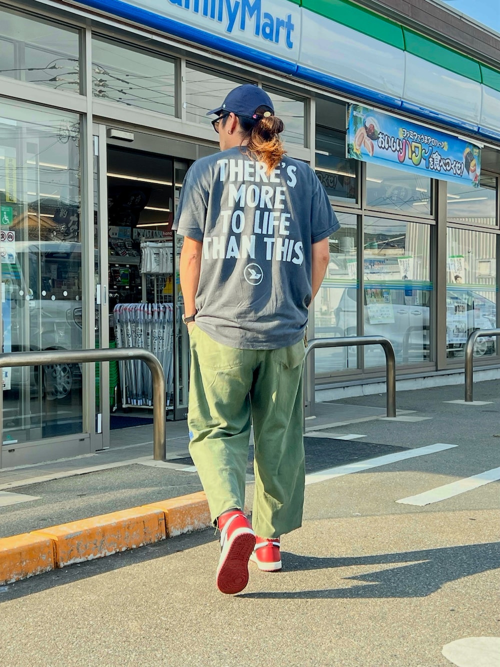「夏ルックで気分アップ、サングラス、夏ファッション、Tシャツコーデ、夏コーデ、夏だ！Tシャツ着よう！、ファッションの力を信じよう、オトナカジュアル、ベイカーパンツ、björk、ヴィンテージ、vintage、ミリタリー、AIR JORDAN、エアジョーダン」｜「US ARMYのヴィンテージベイカーパンツ（パンツ、グリーン系）」を使った、にいるさん（メンズ・178cm）の夏コーディネートの2枚目の写真