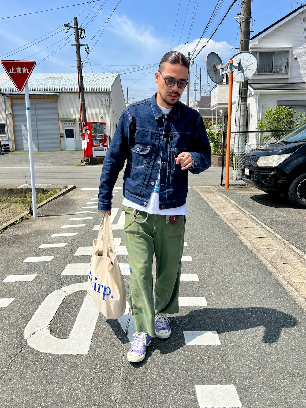 ブルー系のデニムジャケット、ホワイト系のTシャツ/カットソー、グリーン系のパンツを着用したメンズの春コーディネートの3枚目の写真