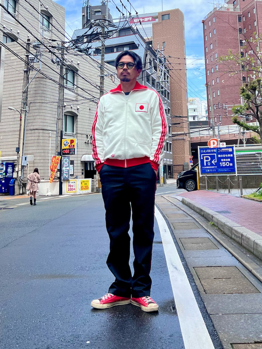 レッド系のスニーカー、ホワイト系のジャージ、ブラック系のパンツを着用したメンズの春コーディネートの4枚目の写真