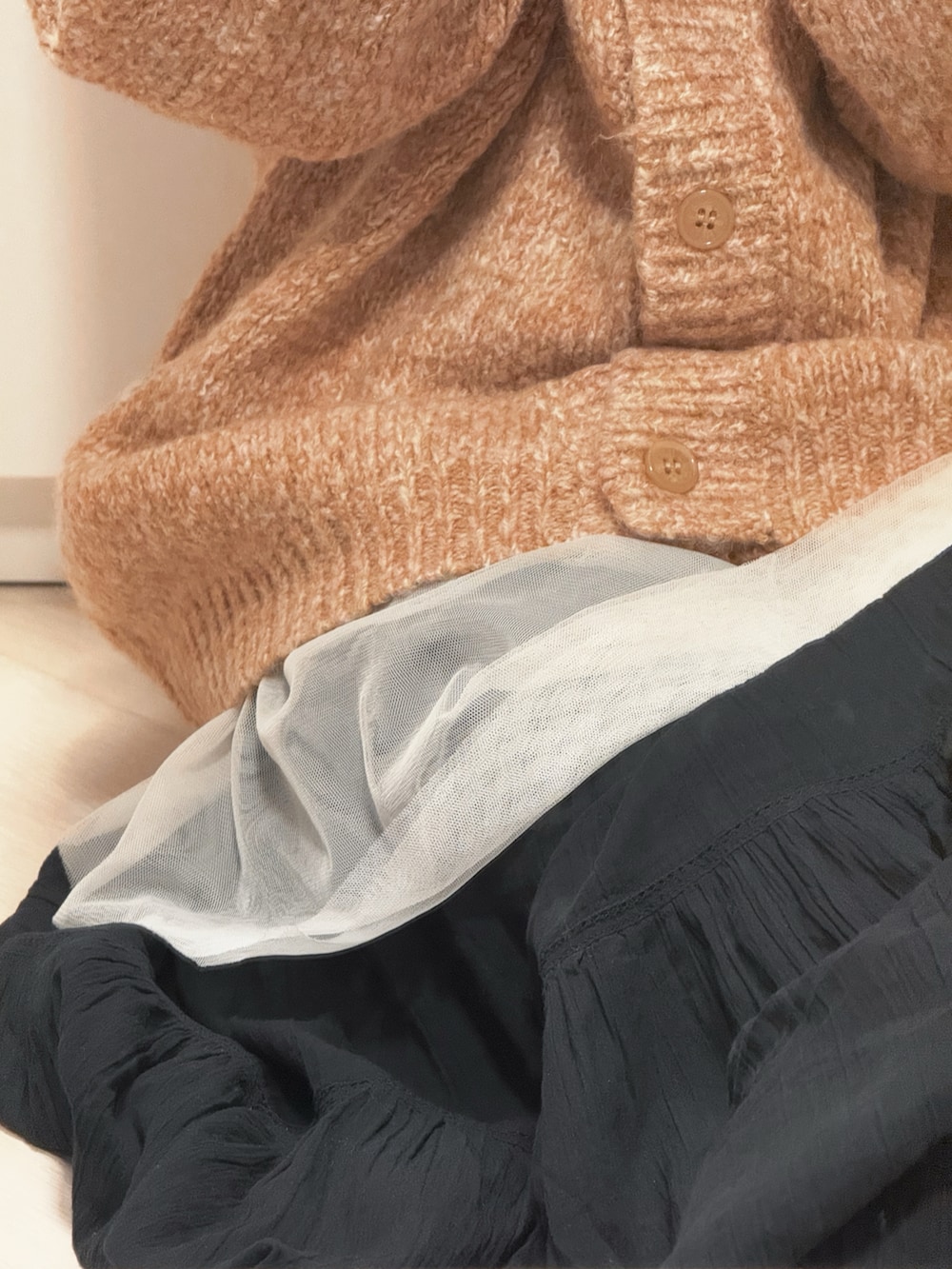 ブラック系のスカート、ブラック系のドレスシューズ、ブラック系のショルダーバッグを着用したレディースの春コーディネートの2枚目の写真