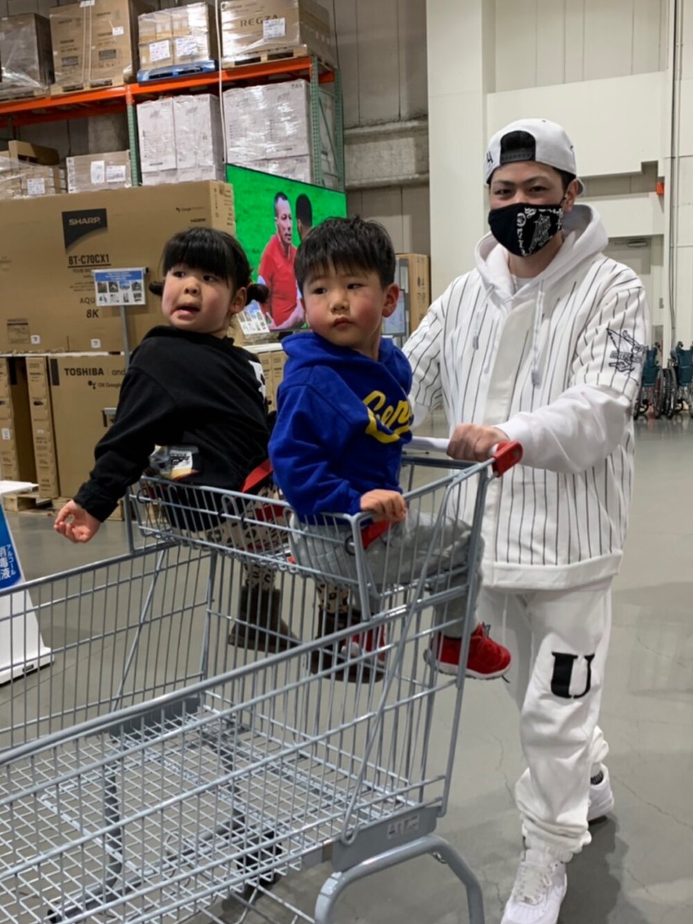 ホワイト系のスウェットパンツ、ホワイト系のシャツ/ブラウス、ホワイト系のパーカーを着用したメンズの春コーディネートの2枚目の写真