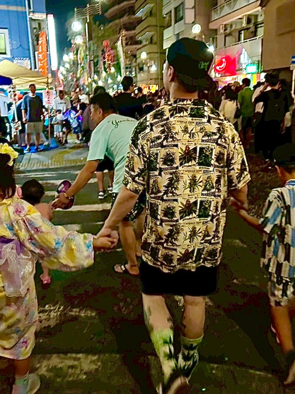 ホワイト系のシャツ/ブラウス、ブラック系のスニーカー、ブラック系のその他パンツを着用したメンズの夏コーディネートの2枚目の写真