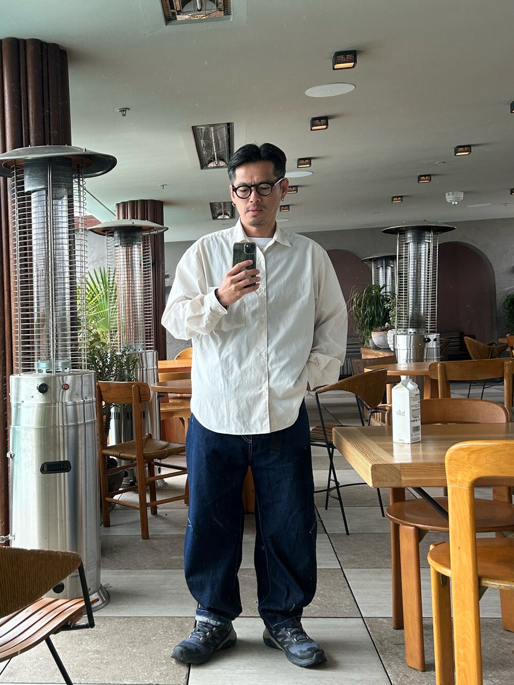 ベージュ系のシャツ/ブラウス、ブルー系のパンツ、ブルー系のシューズを着用したメンズの春コーディネートの2枚目の写真