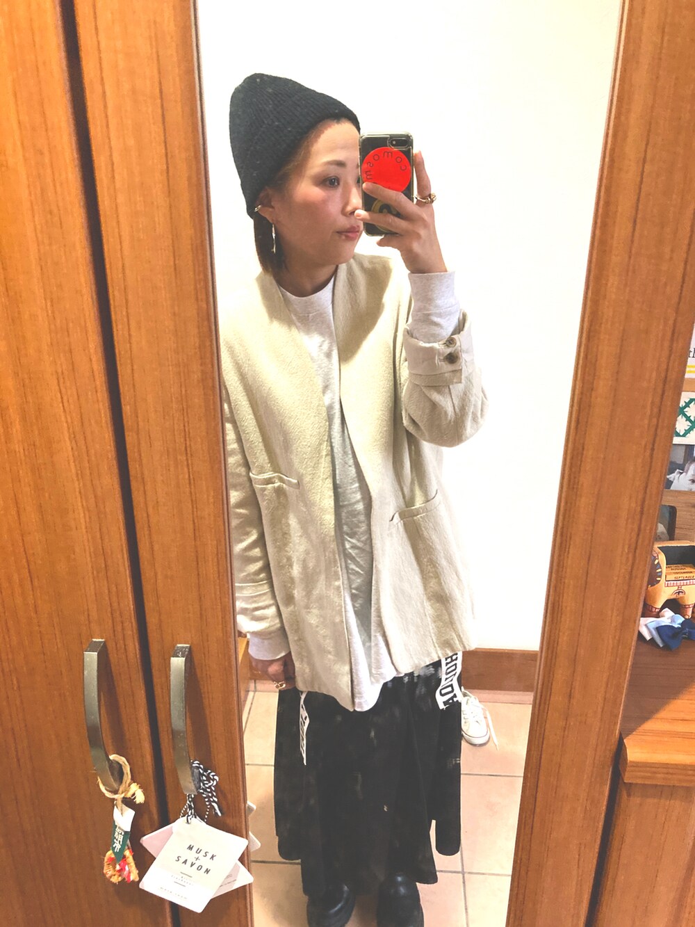 ホワイト系のデニムジャケット、グレー系のTシャツ/カットソー、ブラック系のスカートを着用したレディースの冬コーディネートの2枚目の写真