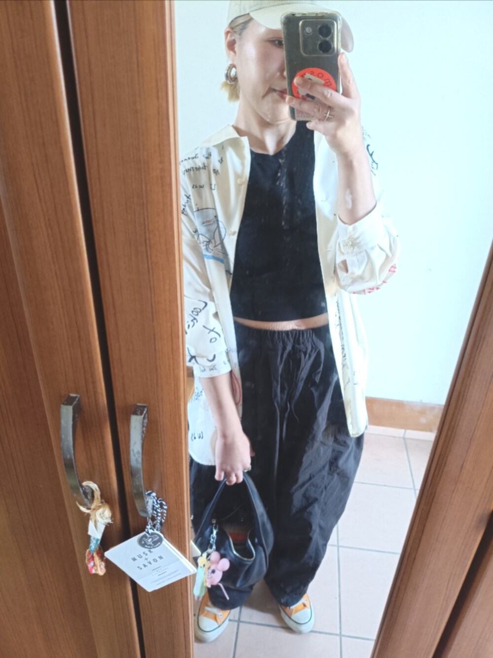 ホワイト系のシャツ/ブラウス、ブラック系のTシャツ/カットソー、ブラック系のその他パンツを着用したレディースの夏コーディネートの2枚目の写真