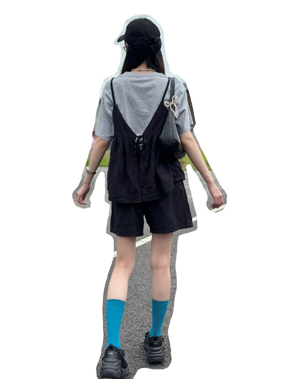 ブラック系のハンドバッグ、ブラック系のブーツ、グレー系のTシャツ/カットソーを着用したレディースの夏コーディネートの2枚目の写真