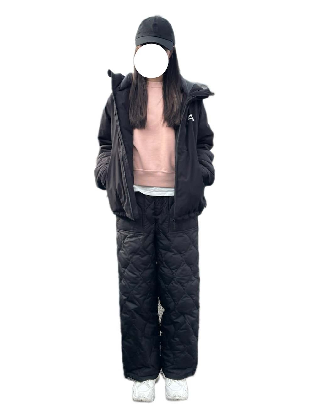 ブラック系のその他パンツ、ホワイト系のスニーカー、ブラック系のキャップを着用したレディースの冬コーディネートの2枚目の写真