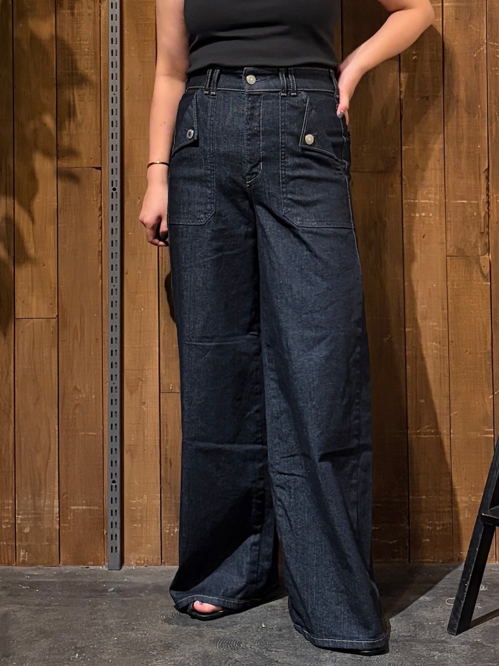 ブルー系のその他パンツ、グレー系のニット/セーター、ホワイト系のショルダーバッグを着用したレディースの夏コーディネートの6枚目の写真
