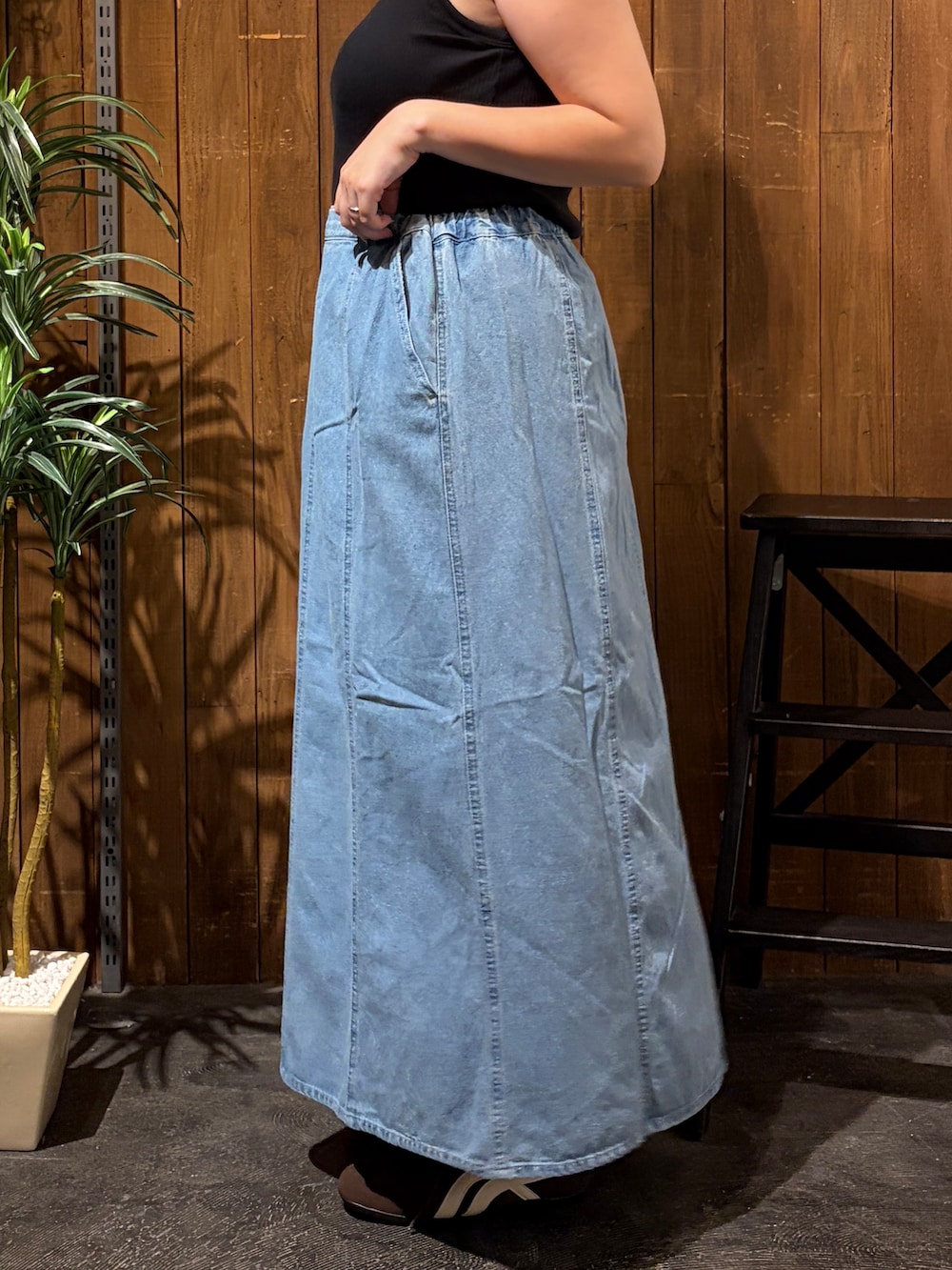グレー系のニット/セーター、ブルー系のスカート、ホワイト系のTシャツ/カットソーを着用したレディースの秋コーディネートの10枚目の写真