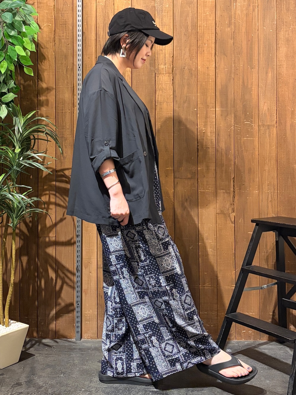 ブルー系のその他パンツ、ブラック系のテーラードジャケットを着用したレディースの夏コーディネートの4枚目の写真
