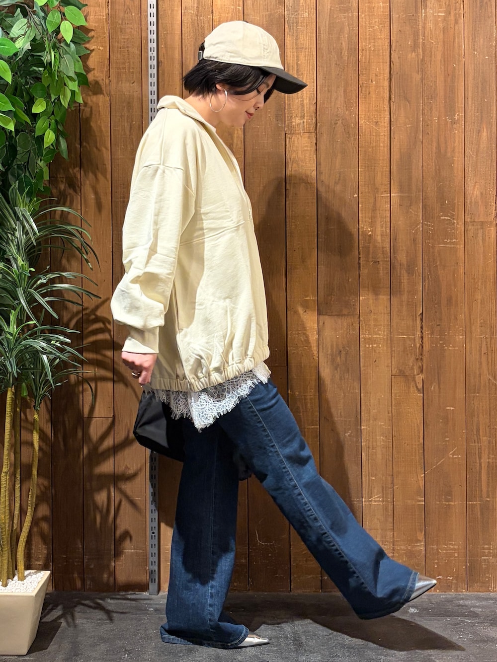 ブルー系のデニムパンツ、ホワイト系のTシャツ/カットソー、ベージュ系のスウェットを着用したレディースの秋コーディネートの4枚目の写真