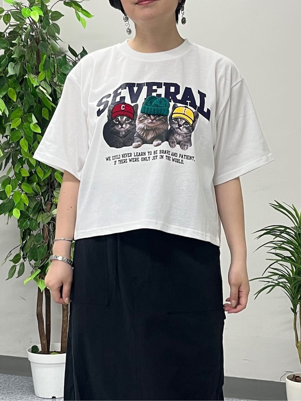 ホワイト系のTシャツ/カットソー、ブラック系のスカート、ブルー系のシャツ/ブラウスを着用したレディースの夏コーディネートの5枚目の写真