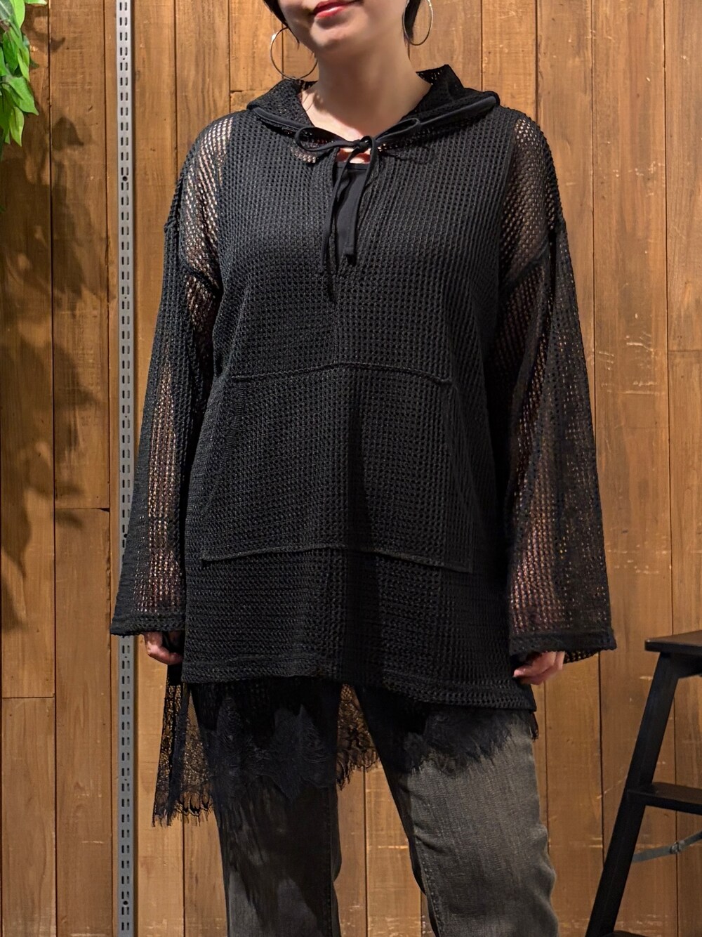 ブラウン系のその他パンツ、ブラック系のTシャツ/カットソー、ブラック系のTシャツ/カットソーを着用したレディースの秋コーディネートの7枚目の写真