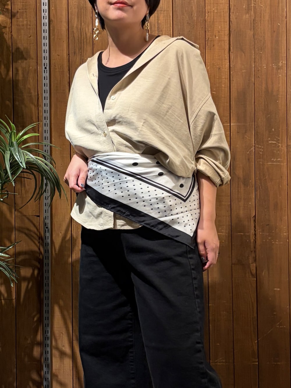 ベージュ系のシャツ/ブラウス、ブラック系のその他パンツ、ベージュ系のストール/ショールを着用したレディースの秋コーディネートの5枚目の写真