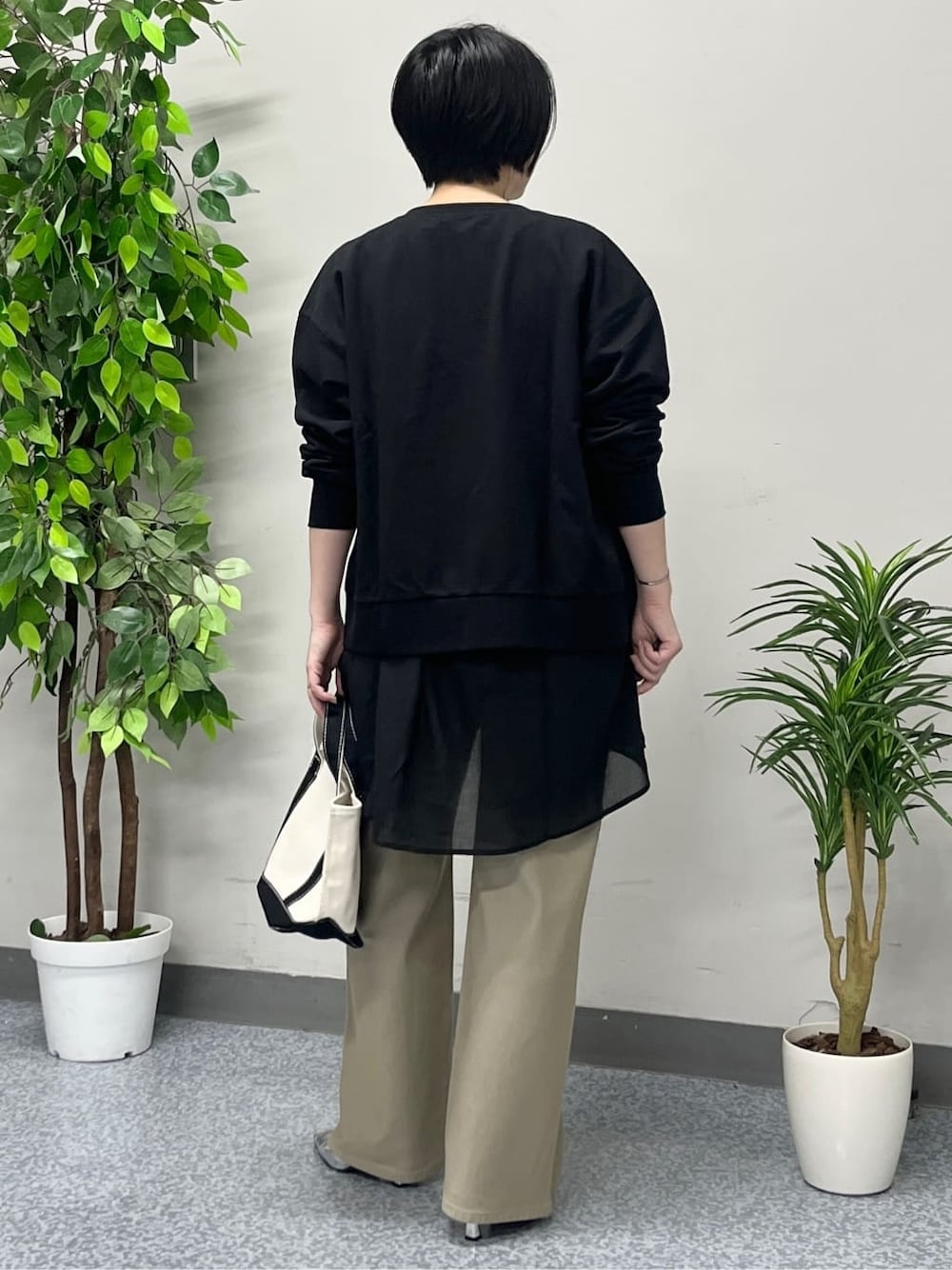 ブラック系のカーディガン/ボレロ、ブラック系のシャツ/ブラウス、ベージュ系のその他パンツを着用したレディースの春コーディネートの6枚目の写真