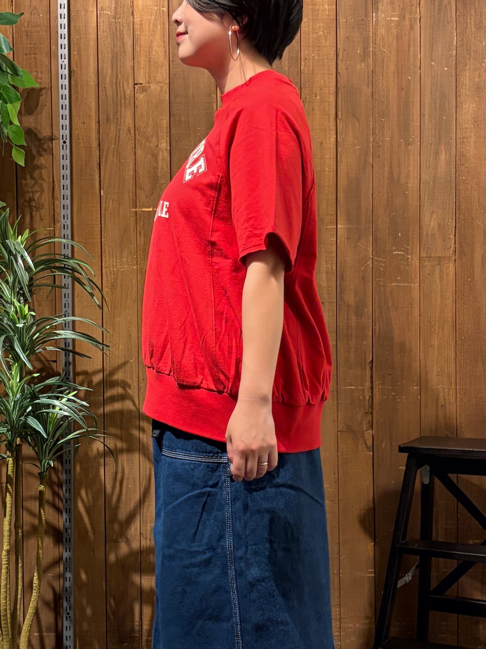 レッド系のTシャツ/カットソー、ブルー系のスカート、ブラック系のトートバッグを着用したレディースの夏コーディネートの5枚目の写真