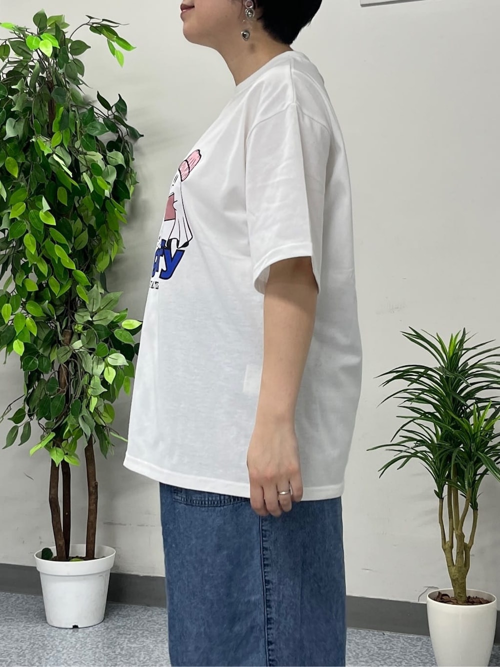 ホワイト系のTシャツ/カットソー、ブラック系のシャツ/ブラウス、ブルー系のデニムパンツを着用したレディースの春コーディネートの6枚目の写真