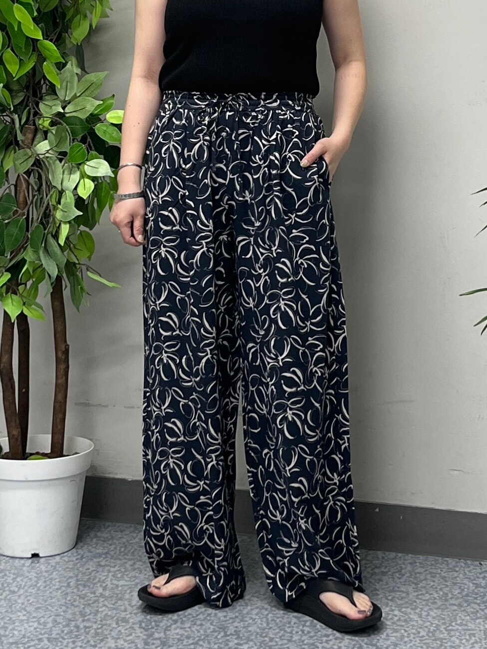 ブラック系のニット/セーター、その他のその他パンツ、ブラック系のその他トップスを着用したレディースの春コーディネートの9枚目の写真