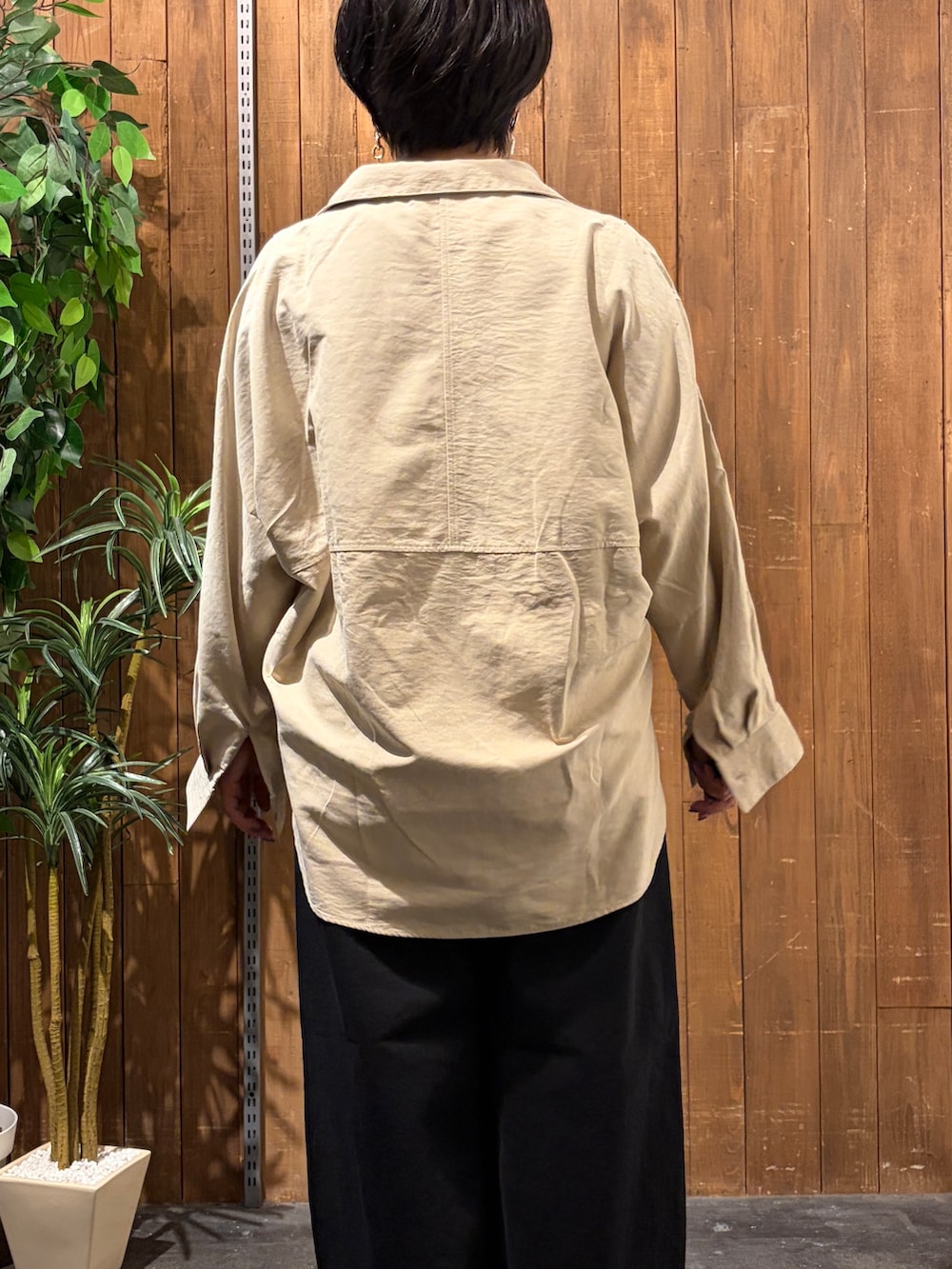 ベージュ系のシャツ/ブラウス、ブラック系のその他パンツ、ベージュ系のストール/ショールを着用したレディースの秋コーディネートの8枚目の写真