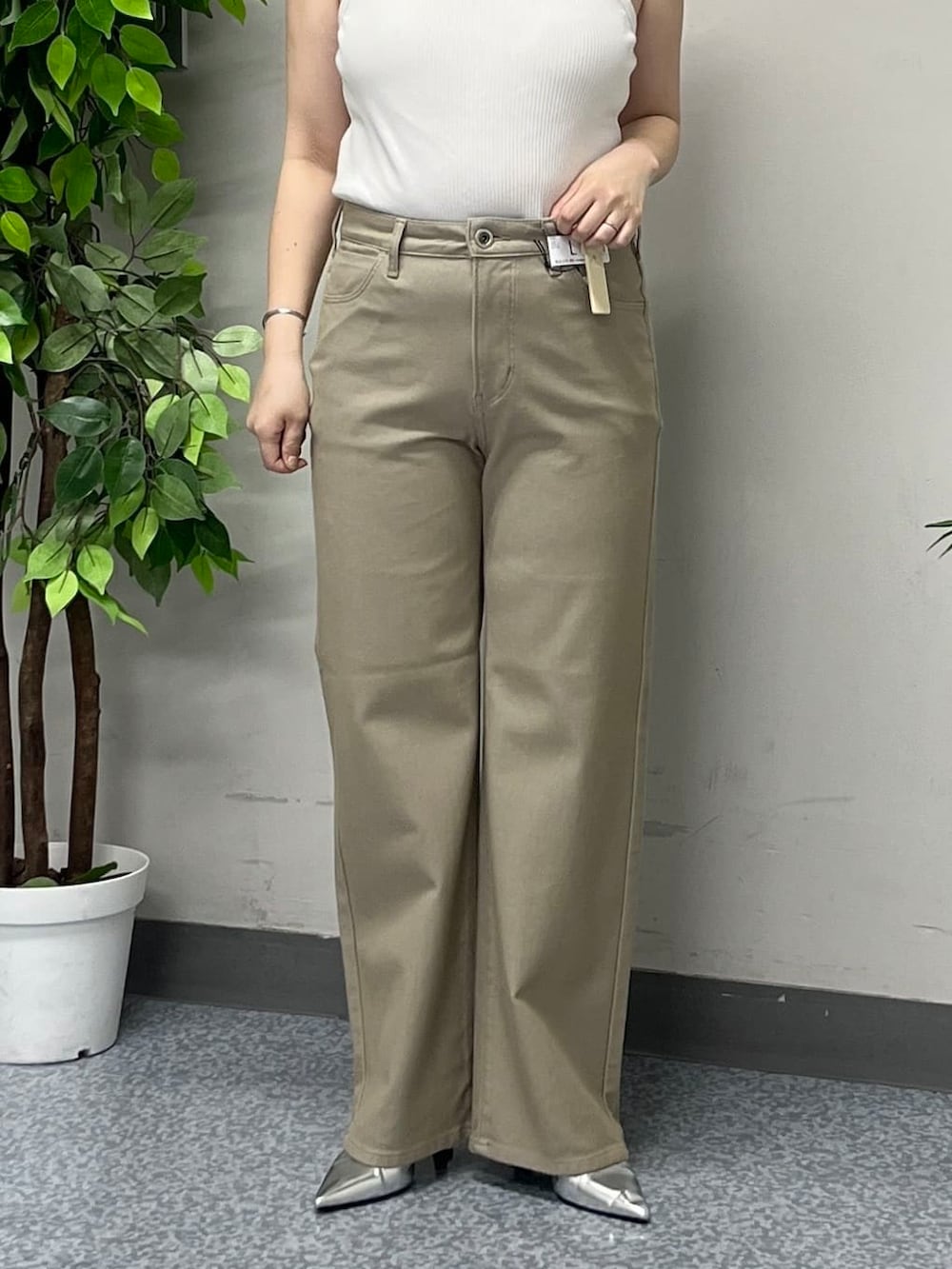 ブラック系のカーディガン/ボレロ、ブラック系のシャツ/ブラウス、ベージュ系のその他パンツを着用したレディースの春コーディネートの8枚目の写真