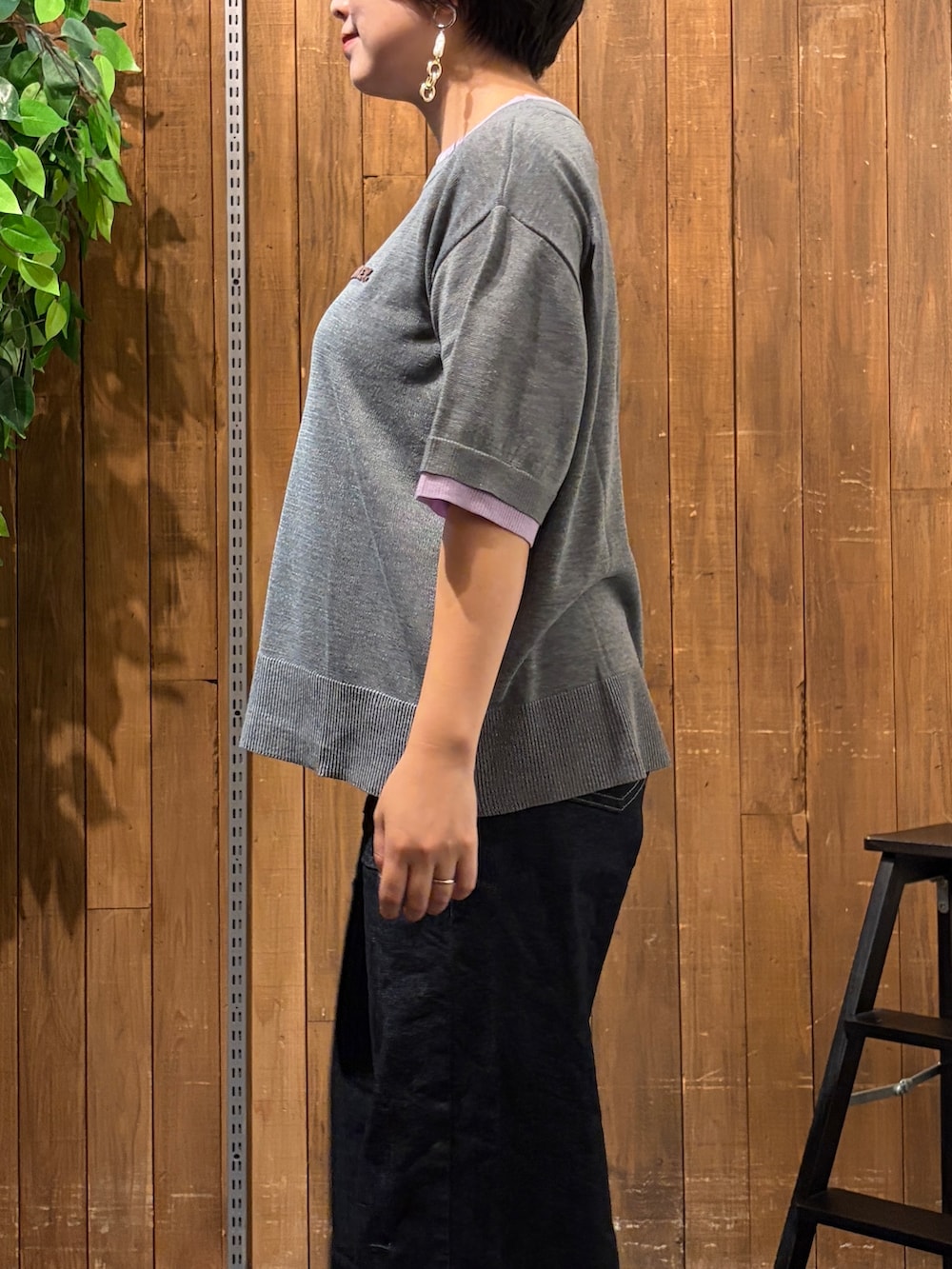 ブルー系のその他パンツ、グレー系のニット/セーター、ホワイト系のショルダーバッグを着用したレディースの夏コーディネートの10枚目の写真