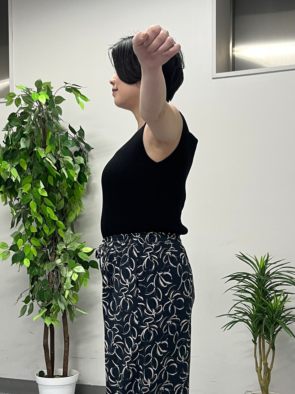 ブラック系のニット/セーター、その他のその他パンツ、ブラック系のその他トップスを着用したレディースの春コーディネートの7枚目の写真