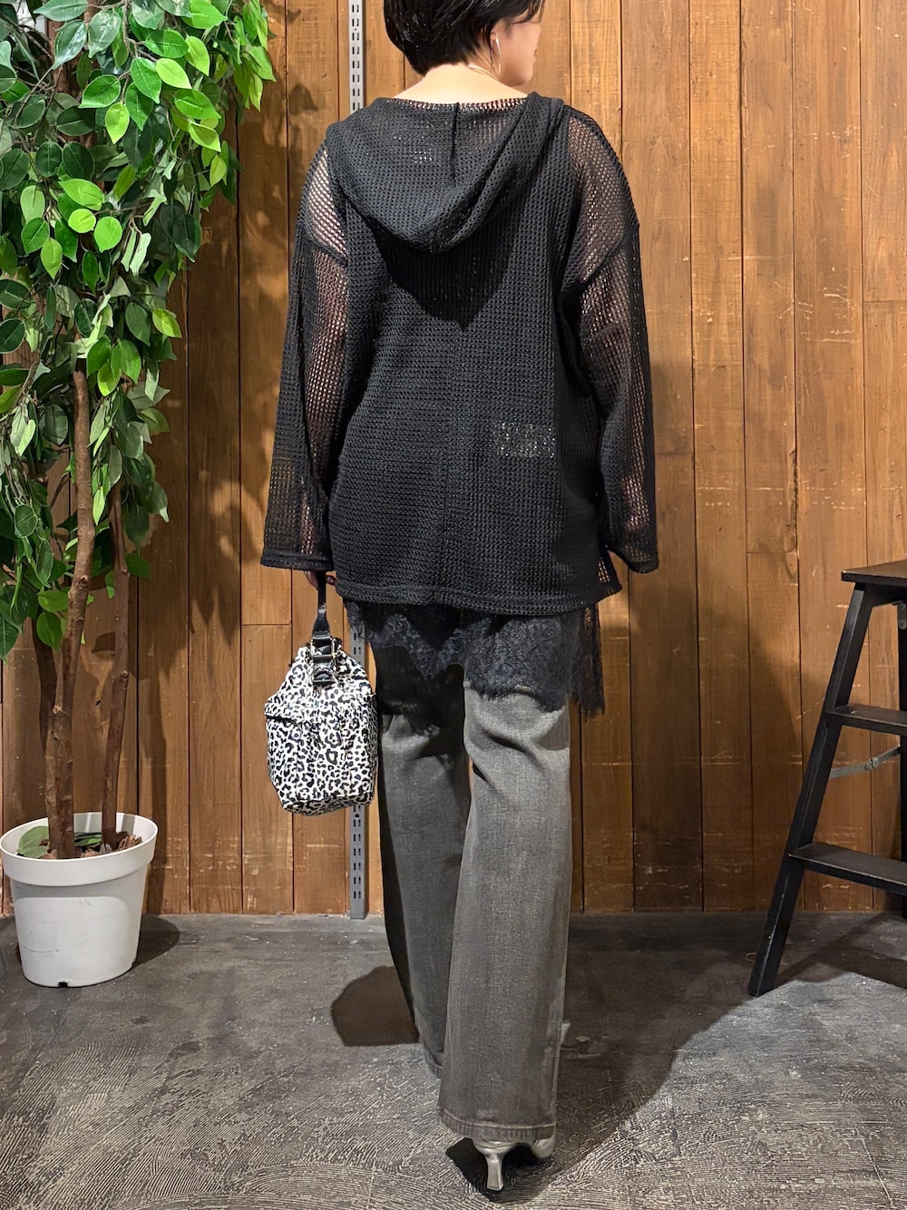 ブラウン系のその他パンツ、ブラック系のTシャツ/カットソー、ブラック系のTシャツ/カットソーを着用したレディースの秋コーディネートの3枚目の写真