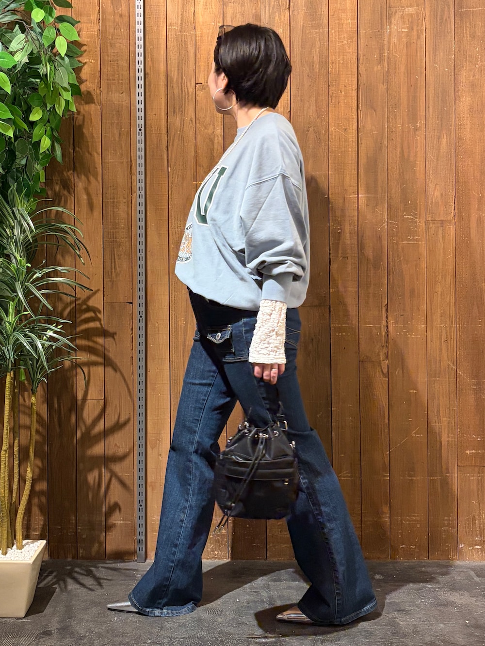 ホワイト系のTシャツ/カットソー、ブルー系のデニムパンツ、ブルー系のスウェットを着用したレディースの秋コーディネートの2枚目の写真