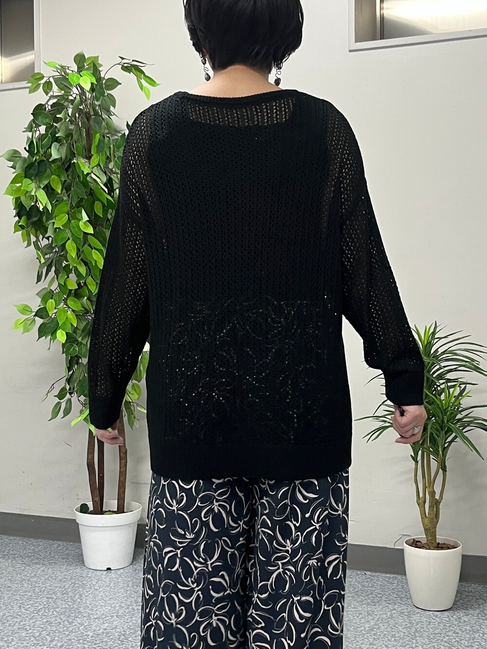 ブラック系のニット/セーター、その他のその他パンツ、ブラック系のその他トップスを着用したレディースの春コーディネートの5枚目の写真