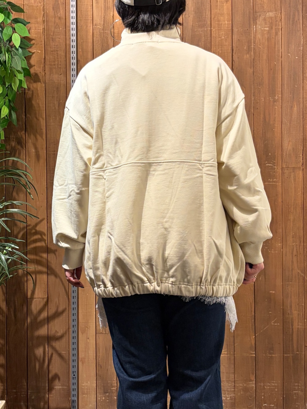 ブルー系のデニムパンツ、ホワイト系のTシャツ/カットソー、ベージュ系のスウェットを着用したレディースの秋コーディネートの9枚目の写真