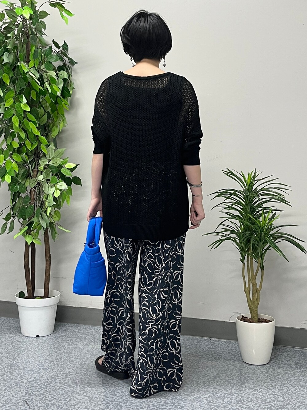 ブラック系のニット/セーター、その他のその他パンツ、ブラック系のその他トップスを着用したレディースの春コーディネートの2枚目の写真
