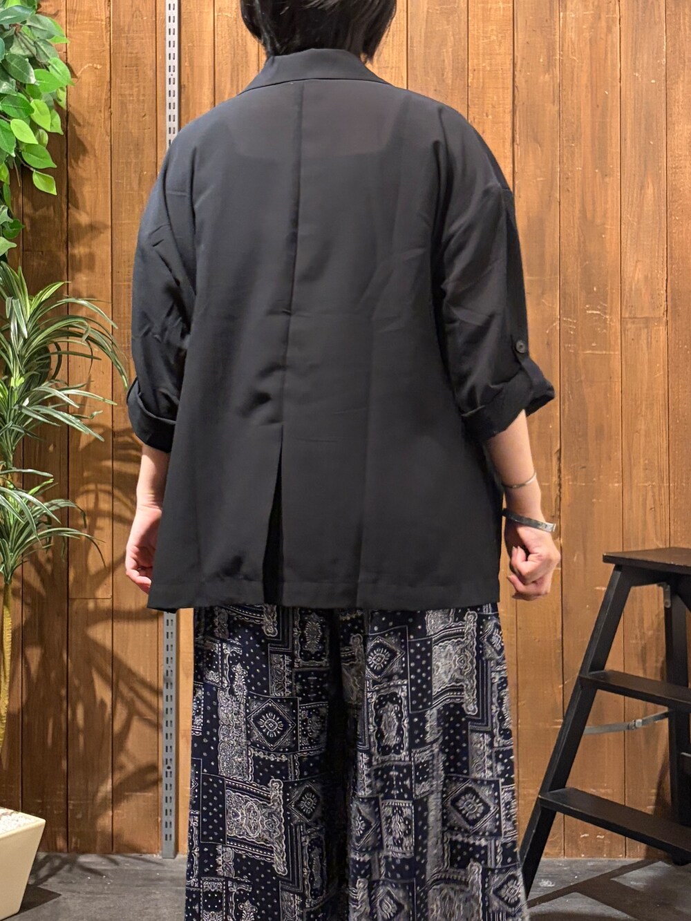 ブルー系のその他パンツ、ブラック系のテーラードジャケットを着用したレディースの夏コーディネートの8枚目の写真