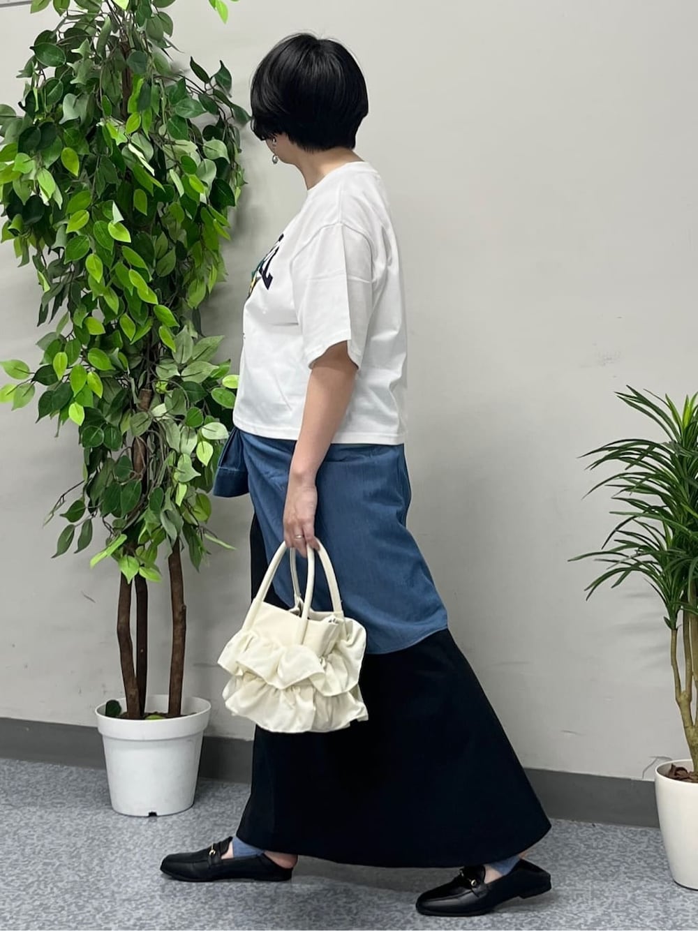 ホワイト系のTシャツ/カットソー、ブラック系のスカート、ブルー系のシャツ/ブラウスを着用したレディースの夏コーディネートの2枚目の写真