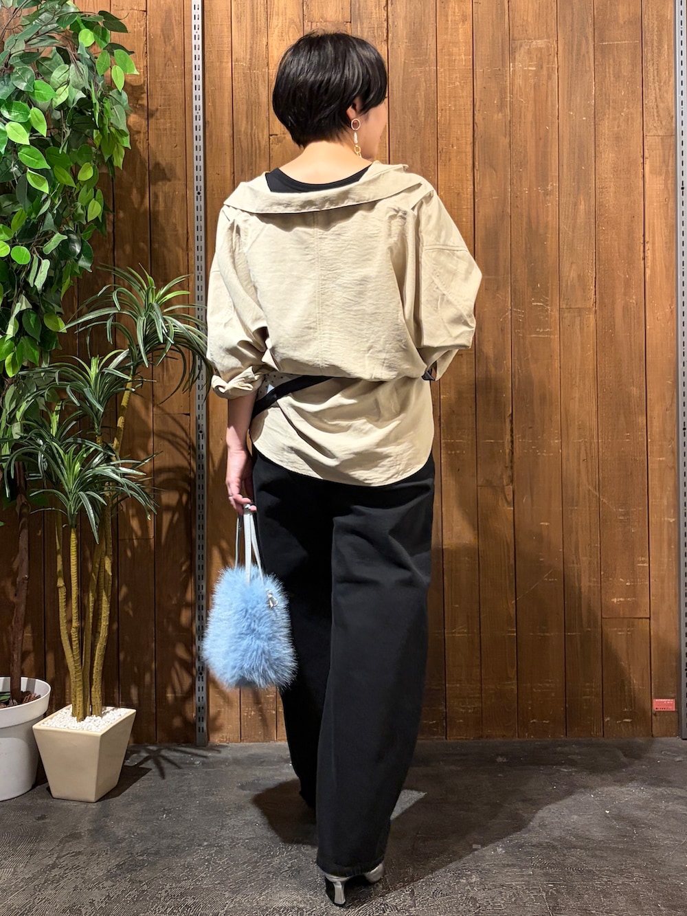 ベージュ系のシャツ/ブラウス、ブラック系のその他パンツ、ベージュ系のストール/ショールを着用したレディースの秋コーディネートの3枚目の写真