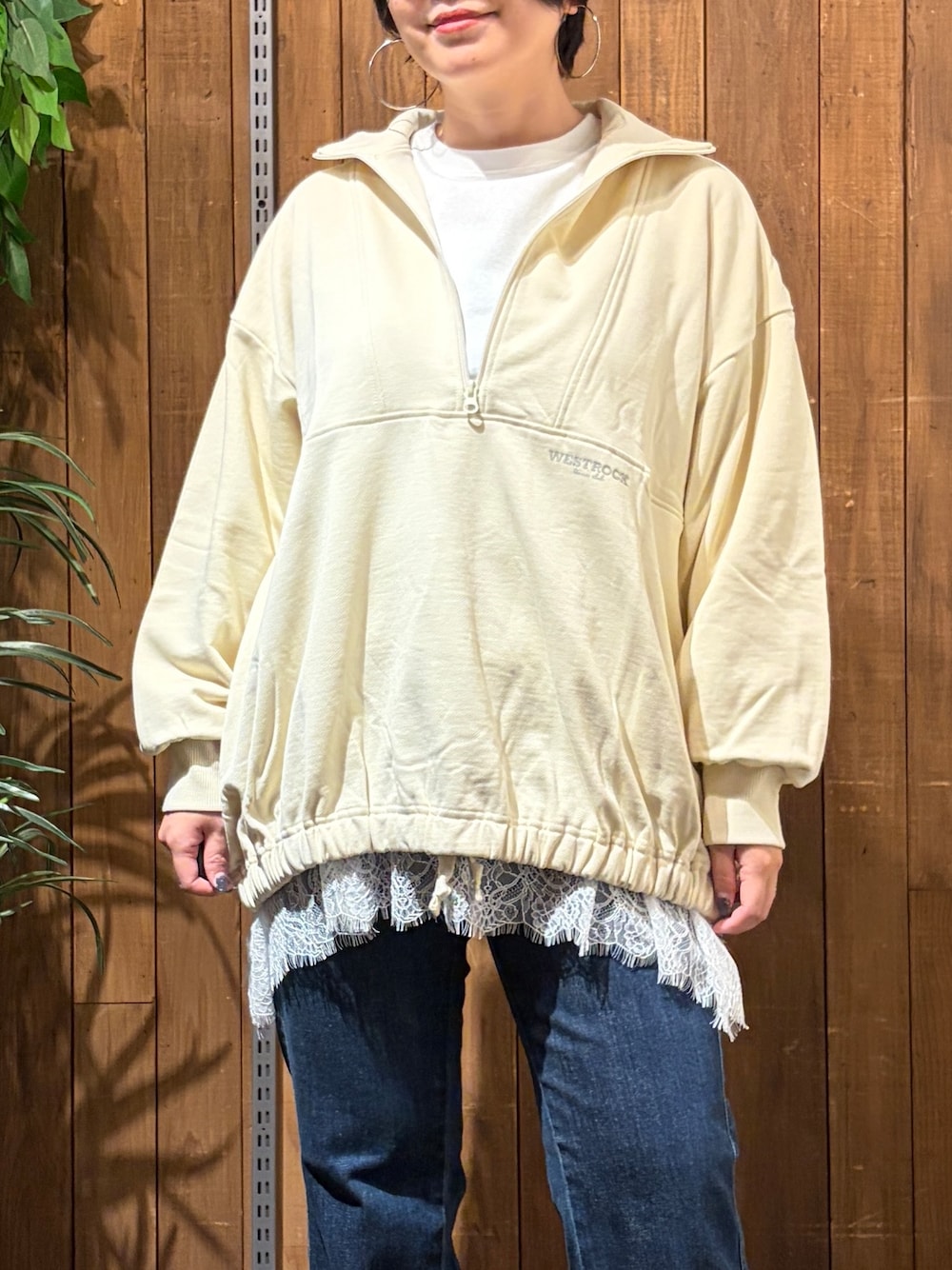 ブルー系のデニムパンツ、ホワイト系のTシャツ/カットソー、ベージュ系のスウェットを着用したレディースの秋コーディネートの6枚目の写真