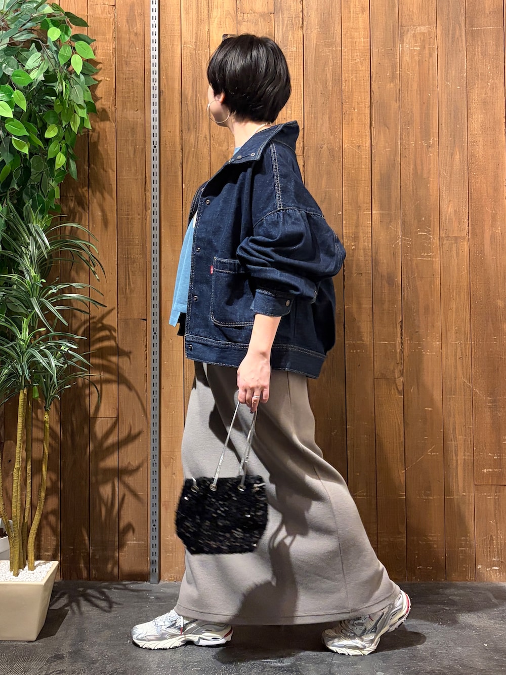 ブルー系のTシャツ/カットソー、ブラウン系のスカート、ブルー系のブルゾンを着用したレディースの秋コーディネートの2枚目の写真