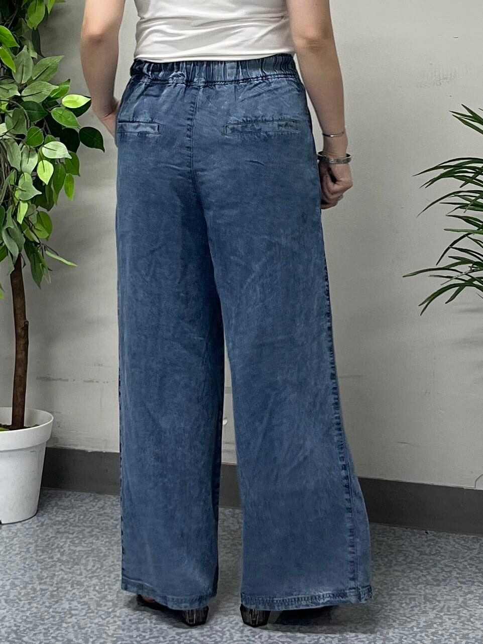 ホワイト系のTシャツ/カットソー、ブラック系のシャツ/ブラウス、ブルー系のデニムパンツを着用したレディースの春コーディネートの10枚目の写真