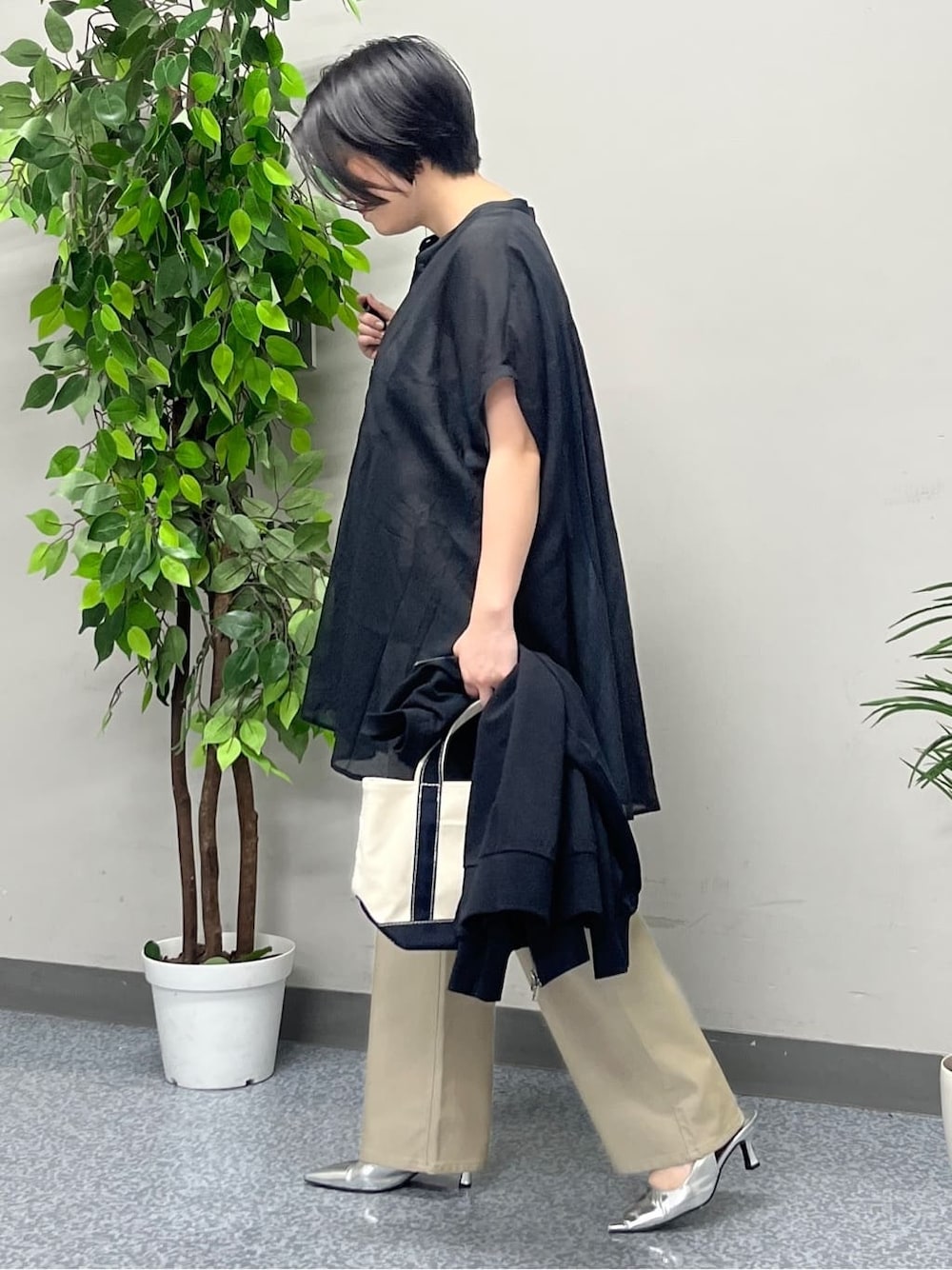 ブラック系のカーディガン/ボレロ、ブラック系のシャツ/ブラウス、ベージュ系のその他パンツを着用したレディースの春コーディネートの2枚目の写真