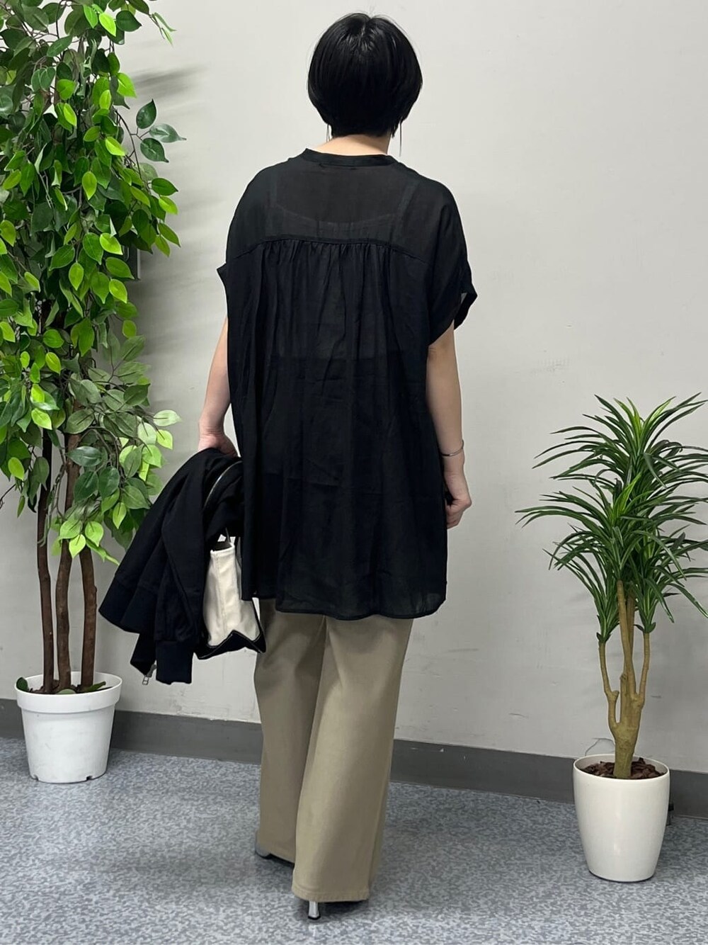 ブラック系のカーディガン/ボレロ、ブラック系のシャツ/ブラウス、ベージュ系のその他パンツを着用したレディースの春コーディネートの3枚目の写真